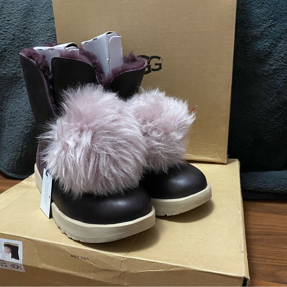 * NEVER BEEN USED * UGG ISLEY WATERPROOF BOOTS - Picture 2 of 5